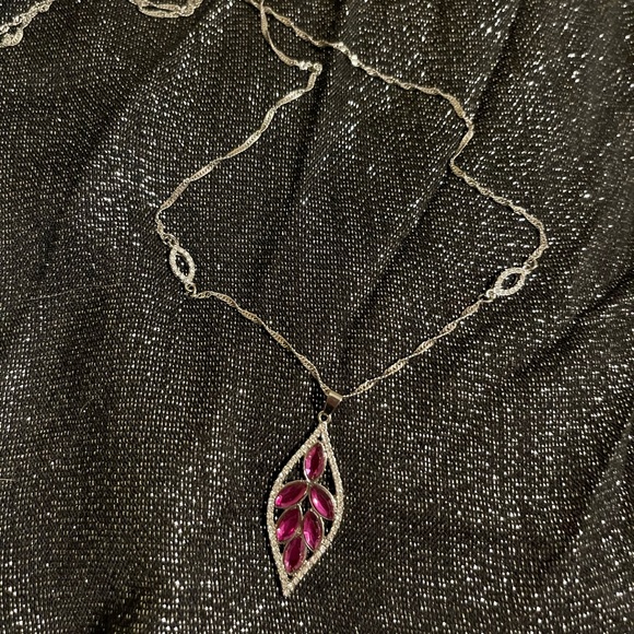 Pretty, long necklace.  Fuschia-coloured, leaf-shaped, pendant. - Picture 1 of 2